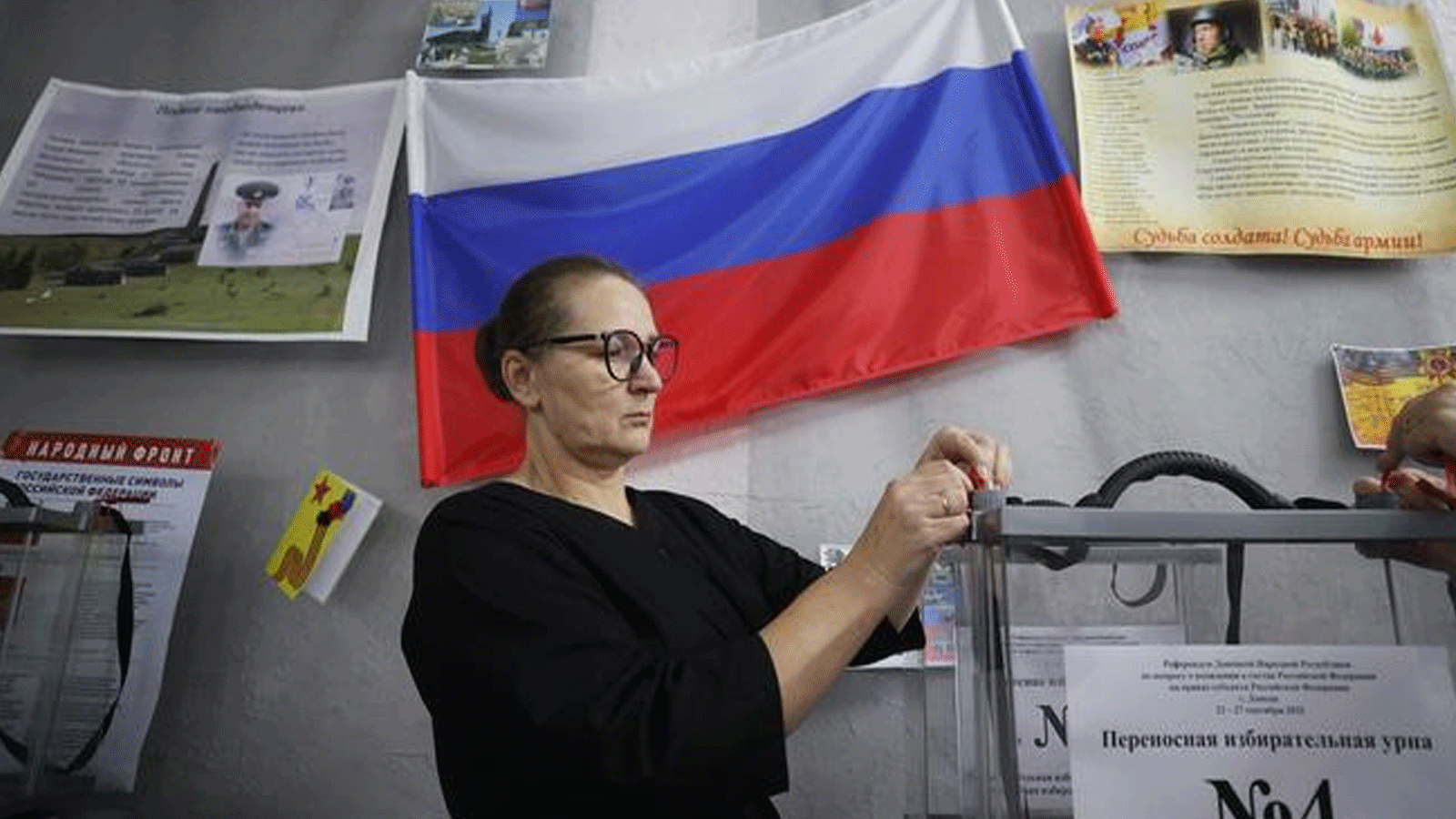 امرأة تصوت في الاستفتاء للانضمام الى روسيا