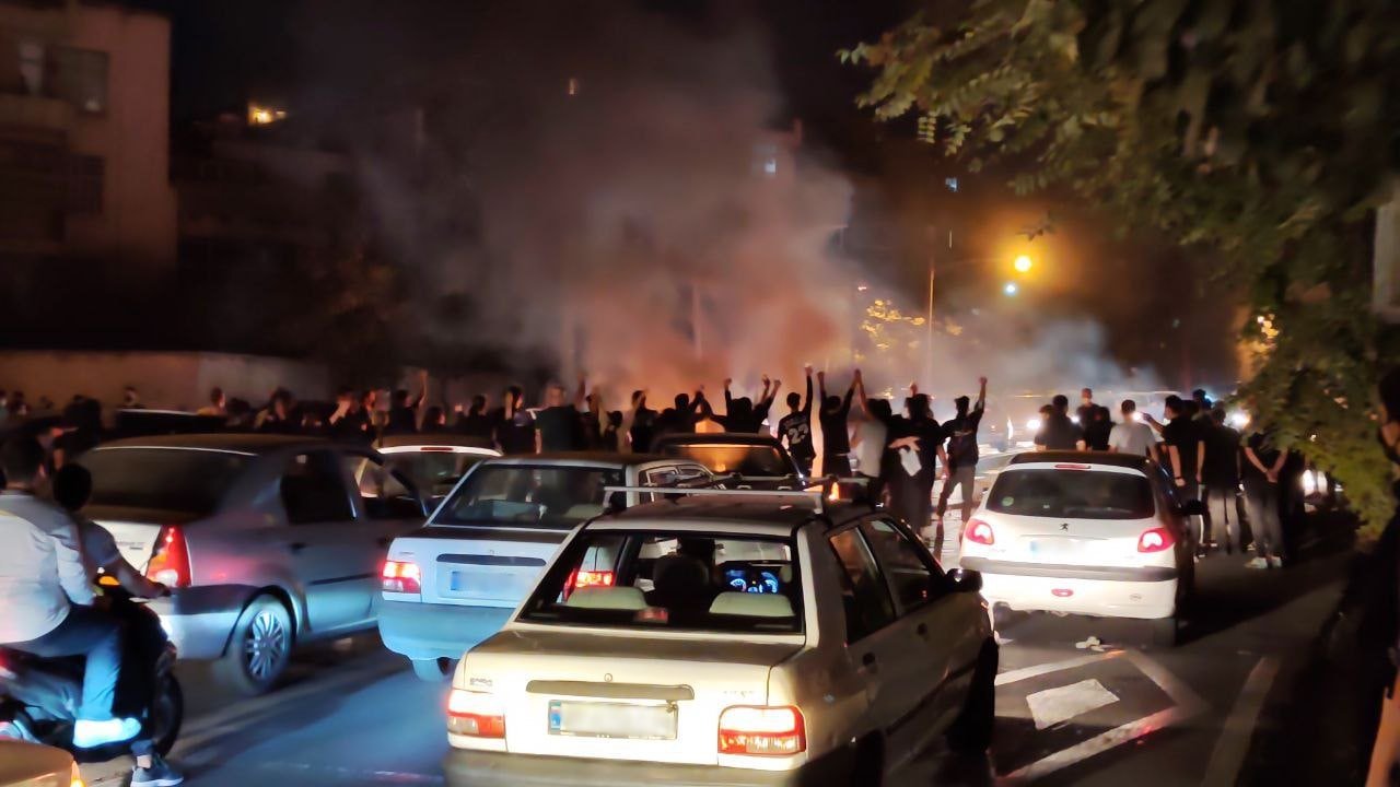 صورة متواترة على مواقع التواصل الاجتماعي عن الحراك الاحتجاجي في طهران ليلة 26 سبتمبر 2022