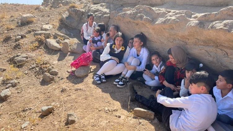 تلاميذ يختبئون من القصف الايراني في 28 سبتمبر 2022 لمناطق كردستان العراق الشمالية (اعلام كردي)