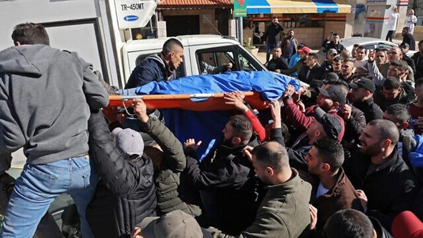 فلسطينيون يحملون جثة رجل قُتلَ برصاص القوات الإسرائيلية في الضفة الغربية (أرشيفية)