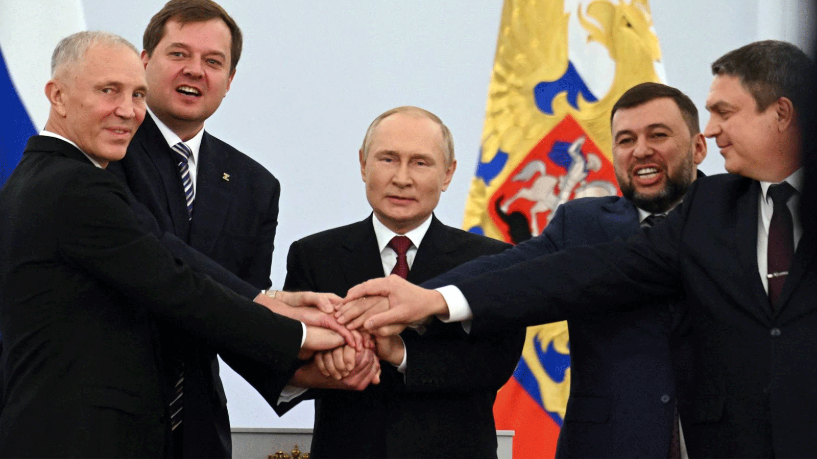  فلاديمير بوتين يشبك اليدين مع قادة المناطق الأربعة التي انضمت الى روسيا. 30 أيلول\سبتمبر 2022