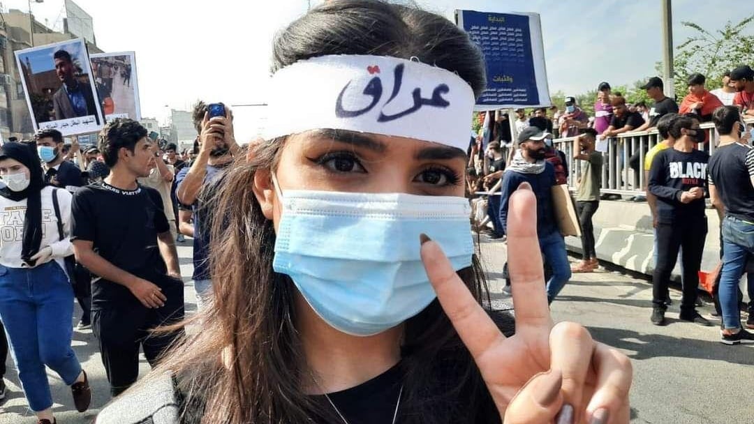 فتاة عراقية خلال مشاركتها السبت الاول من اكتوبر 2022 في بغداد في تظاهرات احياء الذكرى الثالثة لانتفاضة تشرين غير المسبوقة في اليوم نفسه عام 2019 (تويتر)