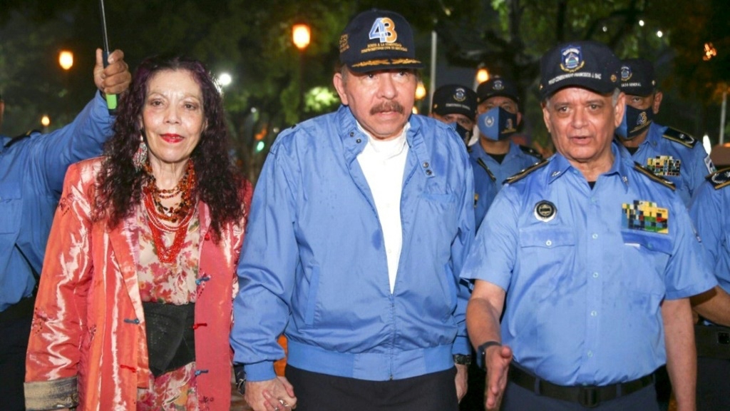 رئيس نيكاراغوا دانيال اورتيغا وزوجته روزاريو موريو نائبة الرئيس وقائد الشرطة فرنشيسكو دياز مانديز في ماناغوا في 28 أيلول/سبتمبر 2022