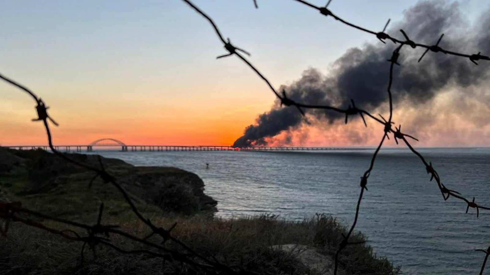 حريق كبير نجم عن انفجار سيارة مفخخة أدى إلى توقف الحركة على جسر القرم (TASS)