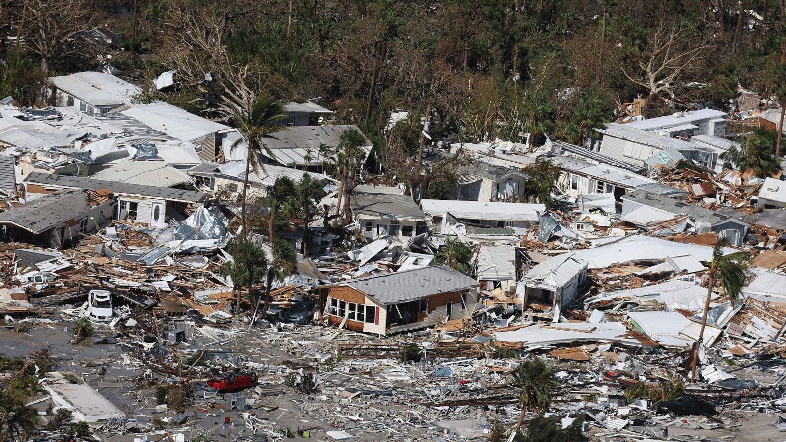 مشهد للمباني المتضررة بعد مرور إعصار إيان عبر المنطقة في فورت مايرز بيتش، فلوريدا، 29 أيلول\ سبتمبر 2022