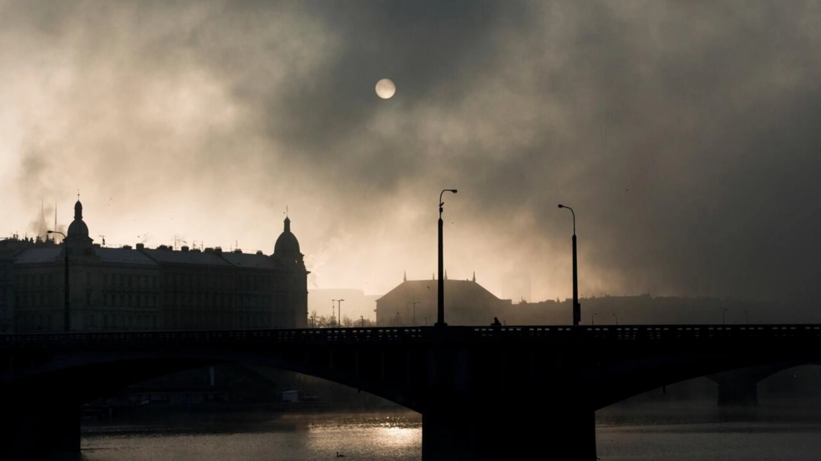 جسر تشارلز في العاصمة التشيكية براغ في 02 يناير 2020