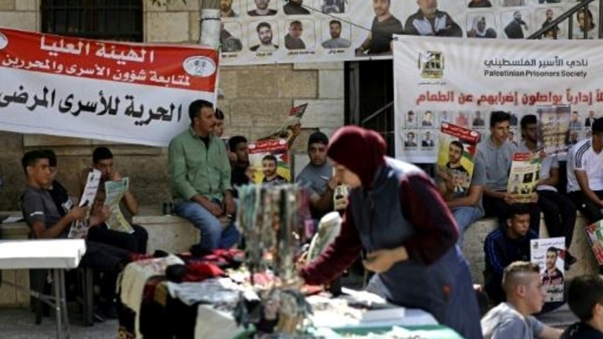  لافتات تأييد للفلسطينيين المضربين عن الطعام في السجون الإسرائيلية في مدينة رام الله بالضفة الغربية المحتلة في 5 أكتوبر 2022