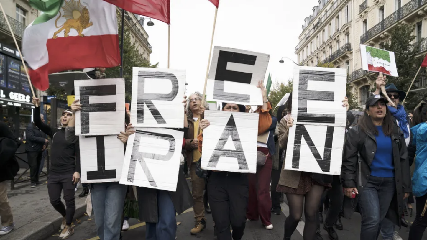سار الناشطون من ساحة الجمهورية حتى ساحة الأمة في العاصمة الفرنسية ورفعوا شعارات منها 
