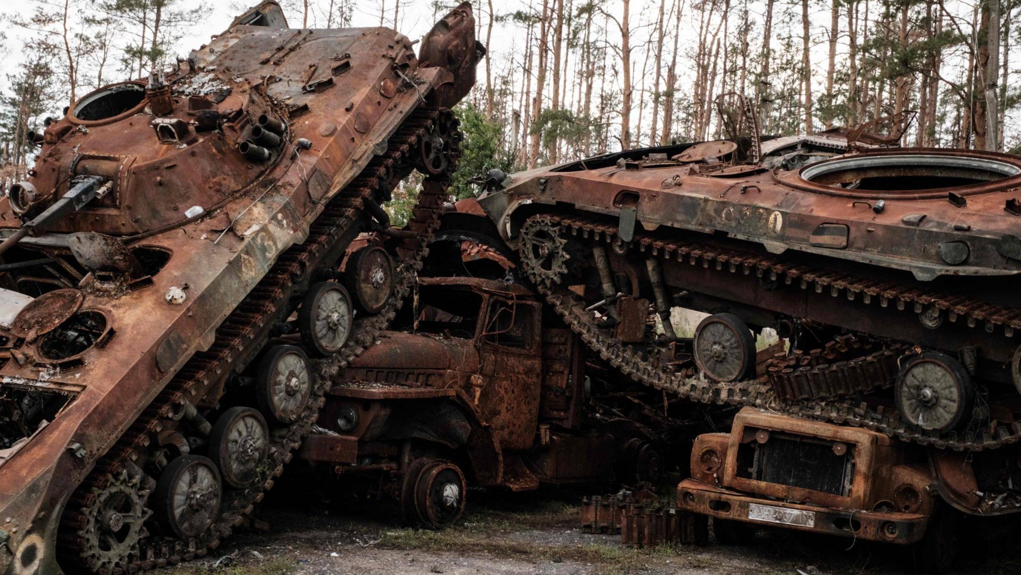 آليات عسكرية روسية مدمرة جمعت بالقرب من مدينة ليمان التي حررتها القوات الأوكرانية حديثاً