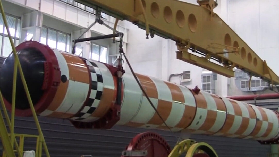صورة مقتطعة من فيديو منشور في عام 2019، نشرته وزارة الدفاع الروسية، يعرض اختبارات طوربيد بوسيدون الروسي المسيّر، يعمل بالطاقة النووية تحت الماء، في مكان لم يكشف عنه