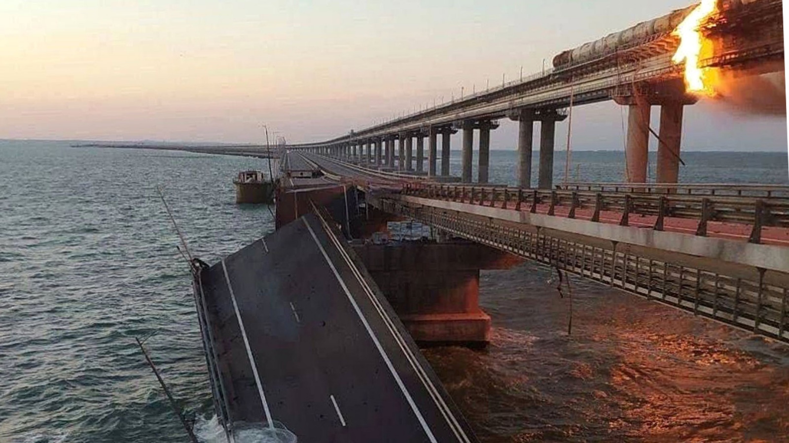 ثلاثة قتلى على الأقل في الانفجار على جسر القرم (TASS)