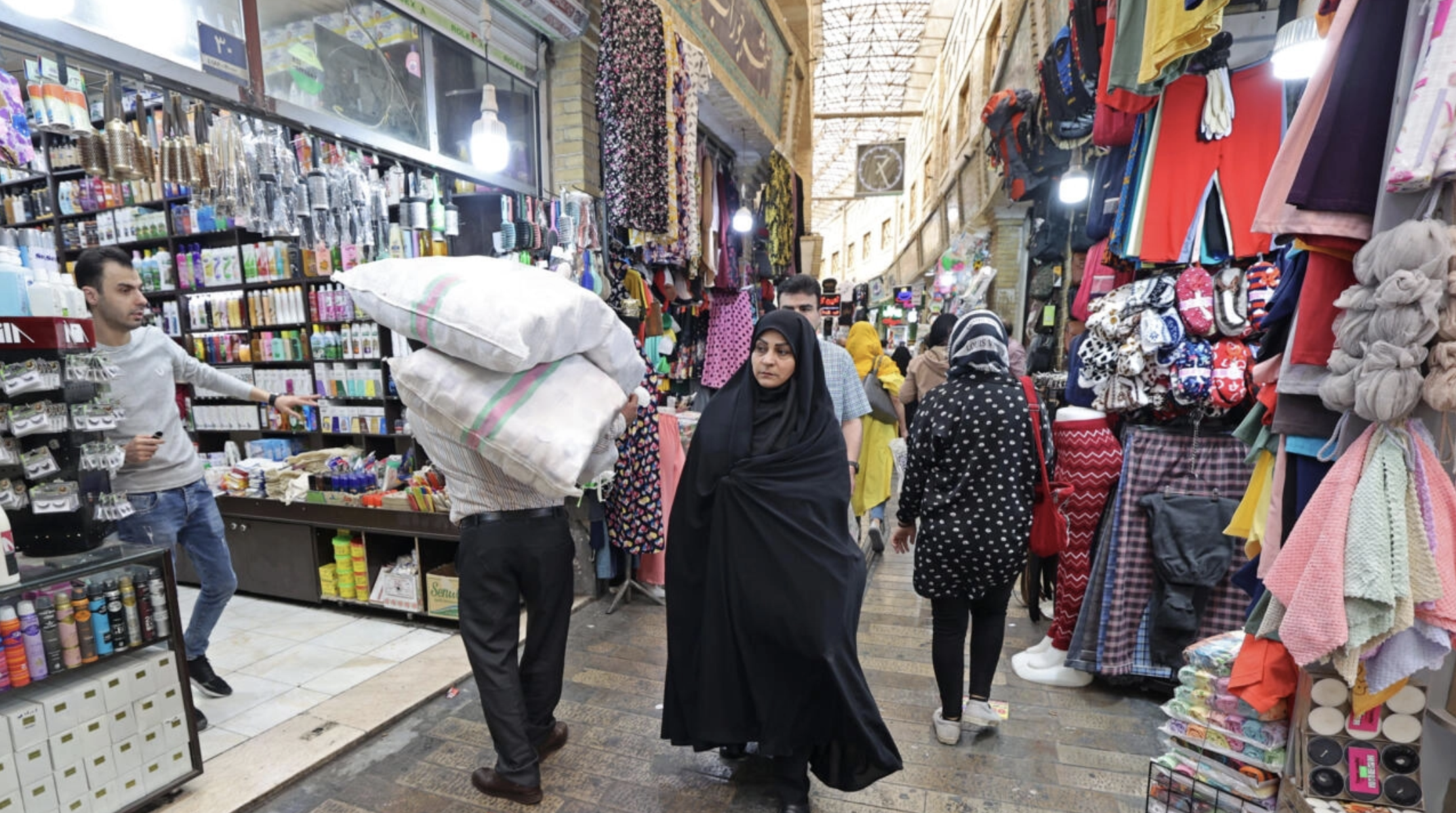 إيرانية تتبضع في سوق تجريش في شمال العاصمة الإيرانية طهران في الثاني من تشرين الأول/أكتوبر 2022