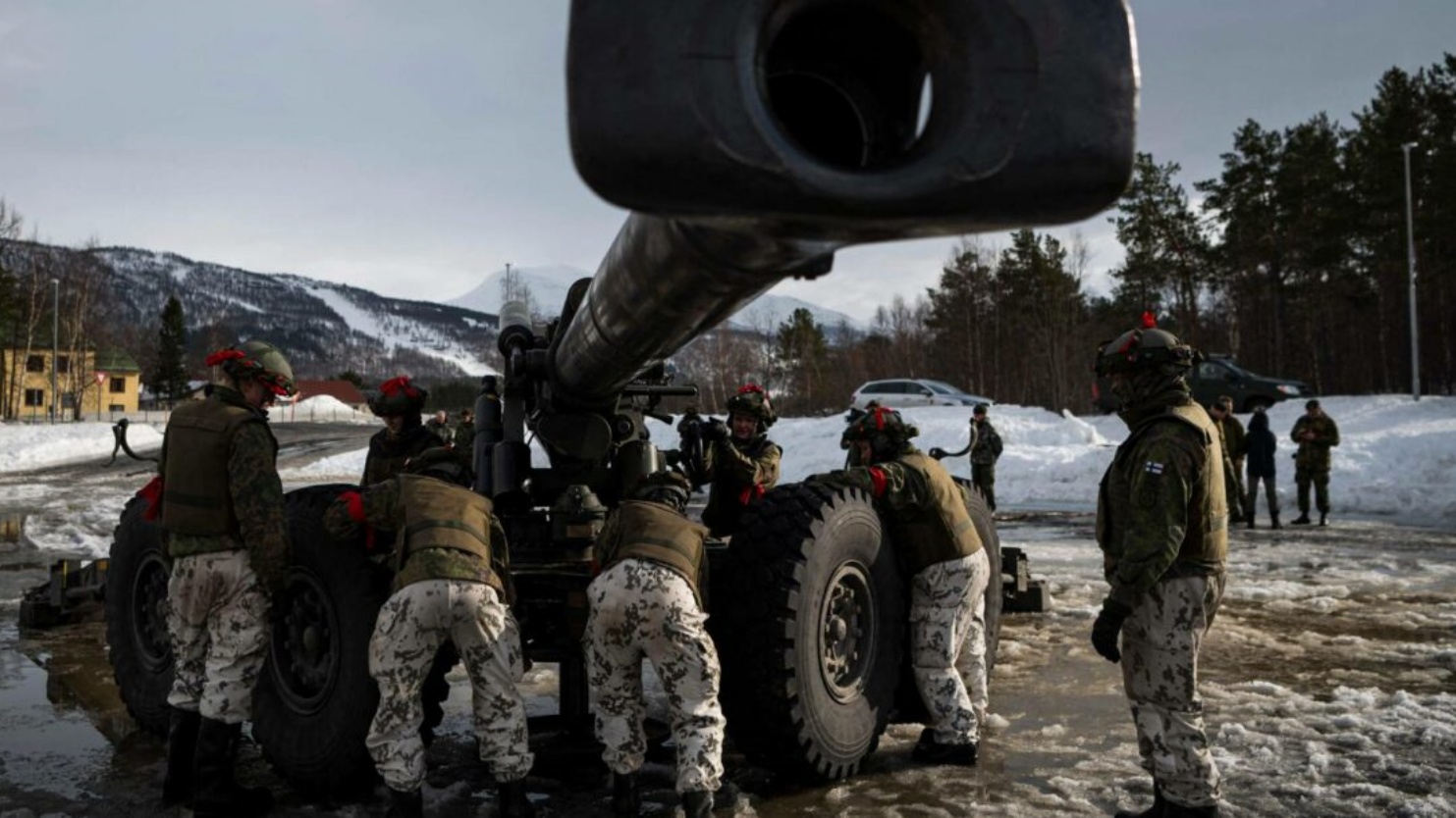 يقوم جنود من قوات الدفاع الفنلندية بتشغيل Tampella 155 K 83-97 ، وهو مدفع ميداني قطره 155 ملم ، خلال تمرين دولي في Setermoen، النروج، في 22 مارس