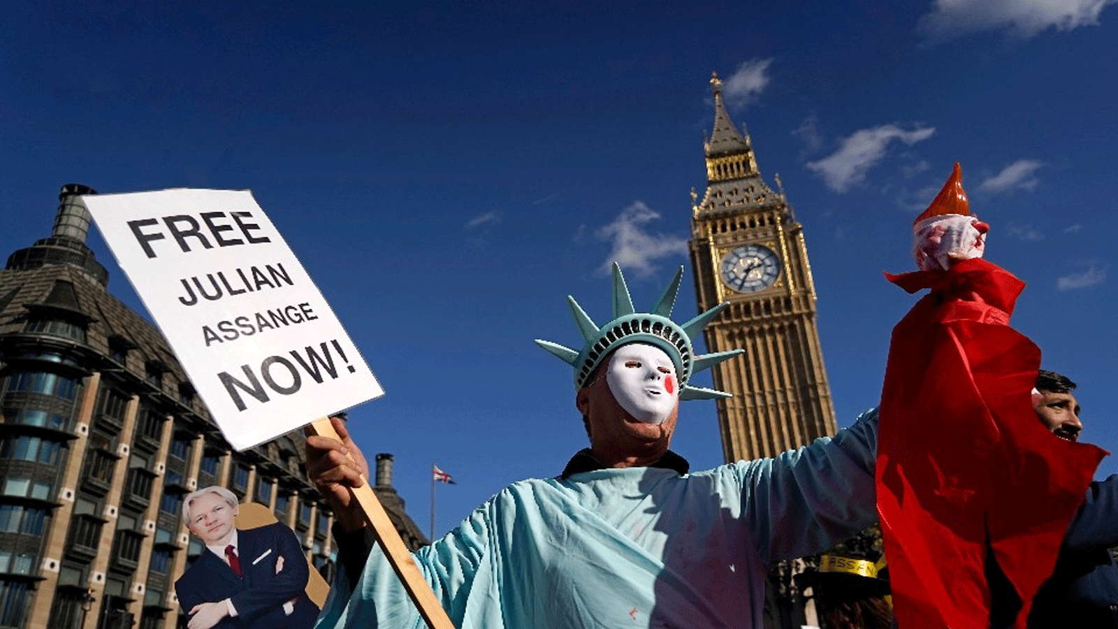 لافتات رُفعَت للمطالبة بإطلاق سراح مؤسس ويكيليكس جوليان أسانج أمام البرلمان البريطاني