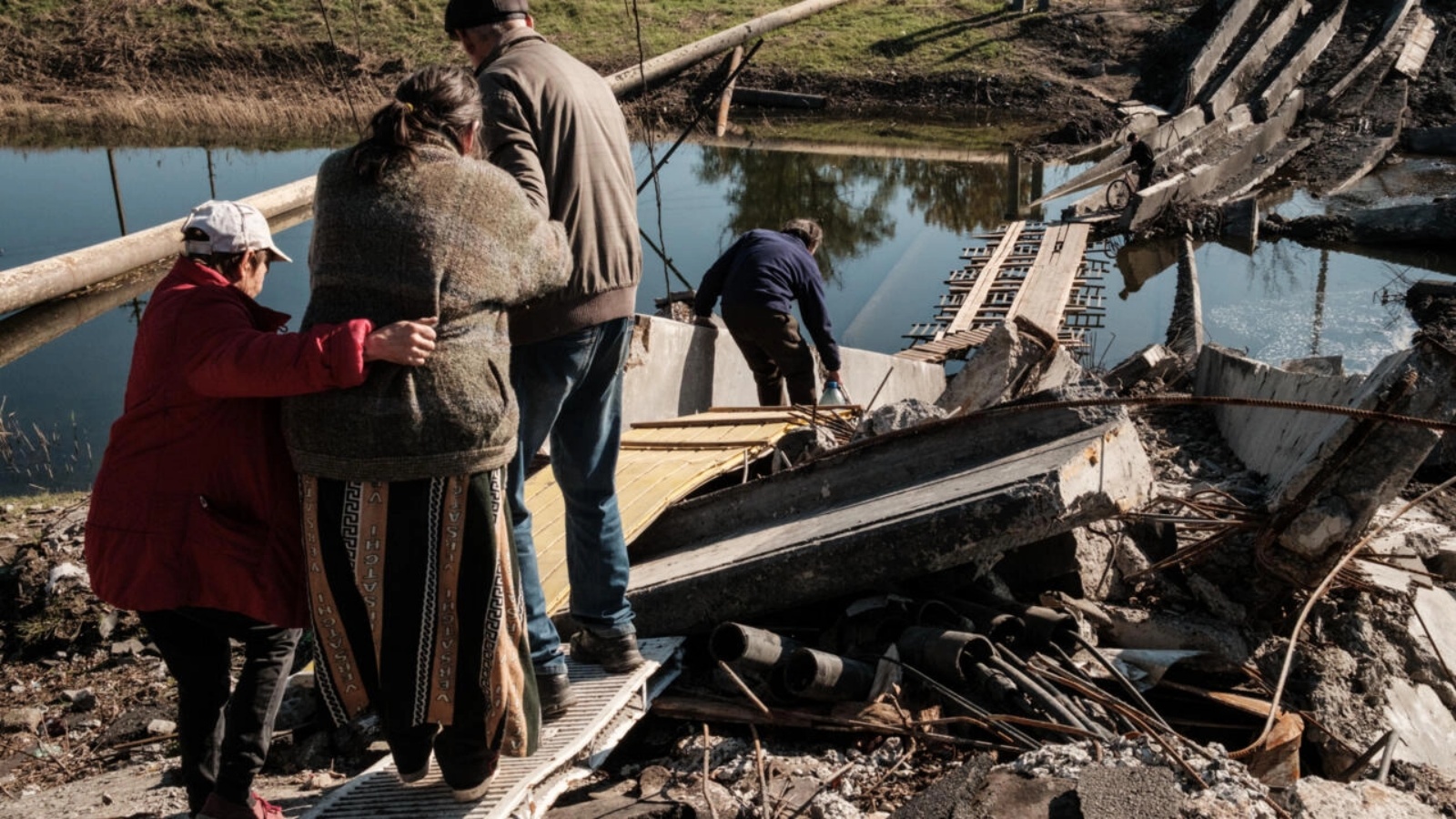 ريما تسيكالنكو (65 عاما) خلال نقلها على جسر مدمر للحصول على معاشها في مدينة باخموت الأوكرانية في 07 أكتوبر 2022