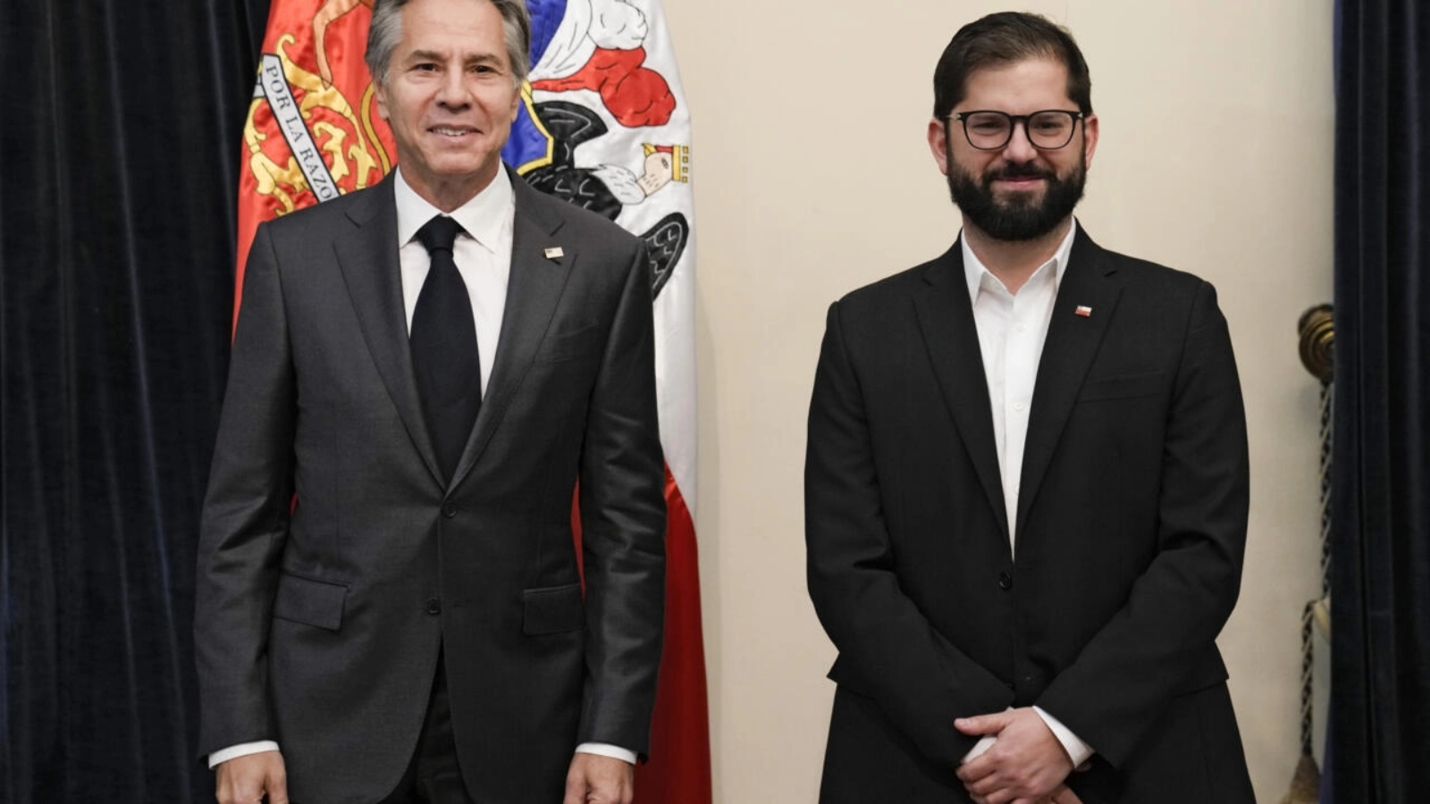 وزير الخارجية الأميركي انتوني بلينكن (يسار) والرئيس التشيلي غابريال بوريك في قصر مونيدا الرئاسي في العاصمة التشيلية سانتياغو في 05 أكتوبر 2022
