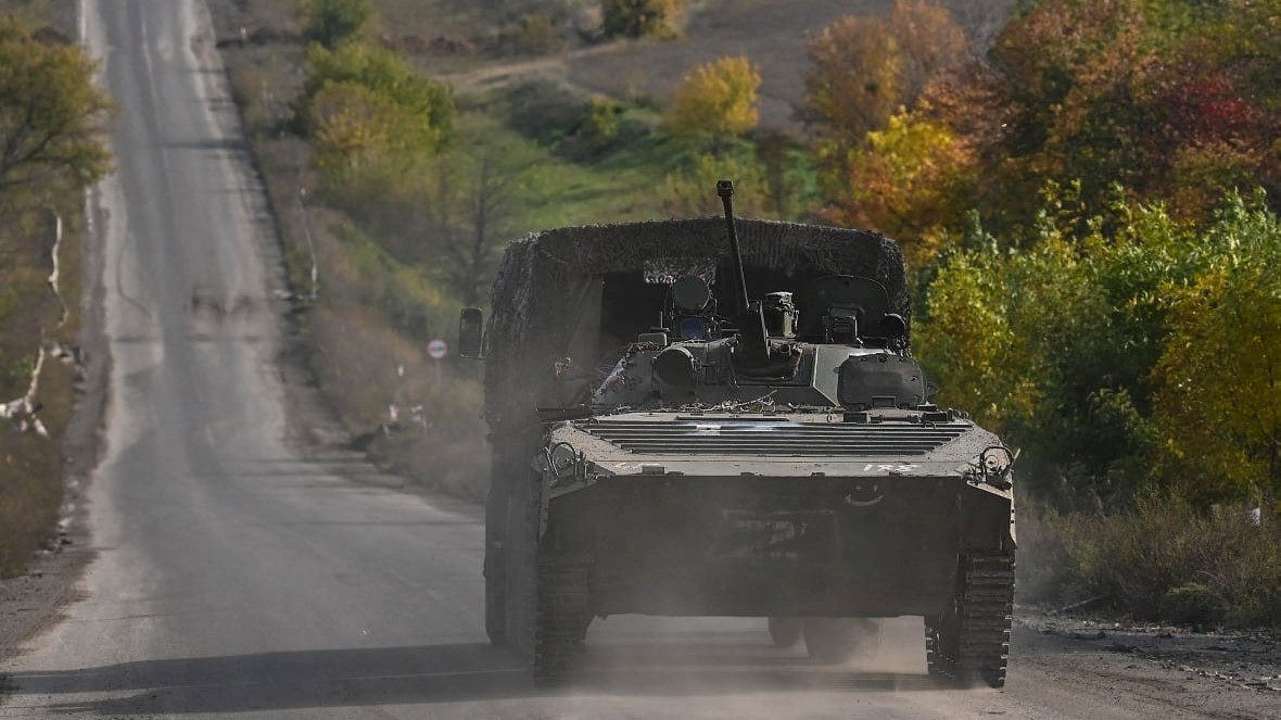 شاحنة أوكرانية تجر مركبة روسية تم الاستيلاء عليها على طريق بالقرب من إيزيوم، أوكرانيا