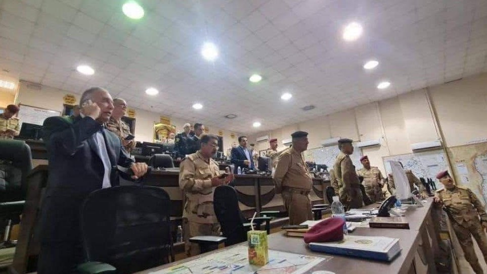 الكاظمي يتابع من مقر قيادة العمليات المشتركة في في بغداد الاوضاع الامنية لدى اندلاع المواجهات المسلحة بين المليشيات في المنطقة الخضراء وسط العاصمة في 29 أغسطس 2022 (مكتبه)