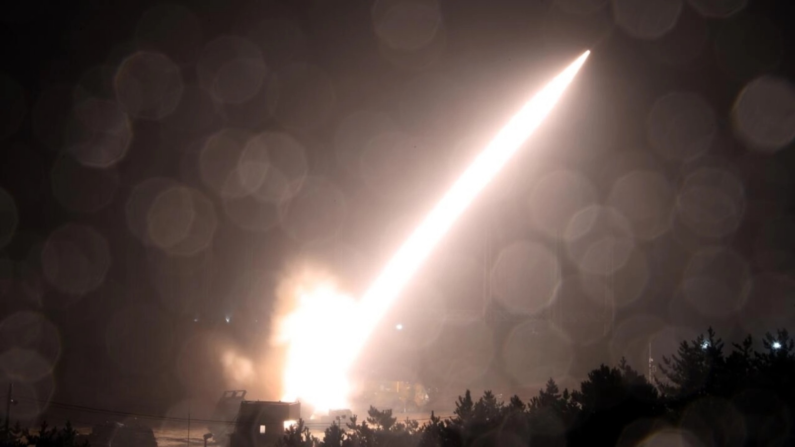 إطلاق صاروخ بالستي تكتيكي كوري جنوبي من الساحل الشرقي للبلاد في 5 أكتوبر 2022.