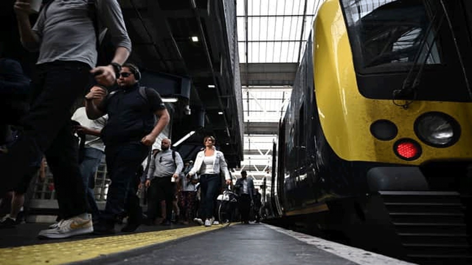 ركاب ينزلون من قطار في ظل أكبر إضراب للسكك الحديدية منذ أكثر من 30 عامًا في المملكة المتحدة