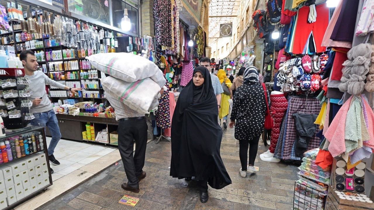 امرأة إيرانية تتسوق في سوق تاجريش التقليدي في طهران في 2 أكتوبر 2022،
