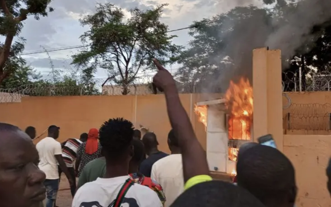 متظاهرون غاضبون رددوا شعارات مؤيدة للضباط الانقلابيين