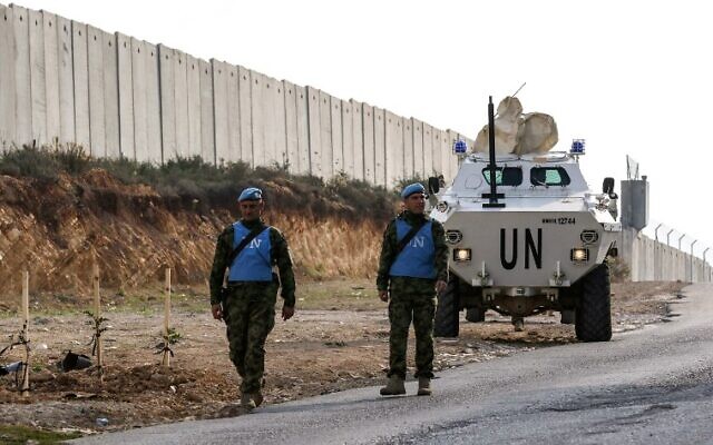 جنديان من قوات حفظ السلام أمام عربة مدرعة في جنوب لبنان
