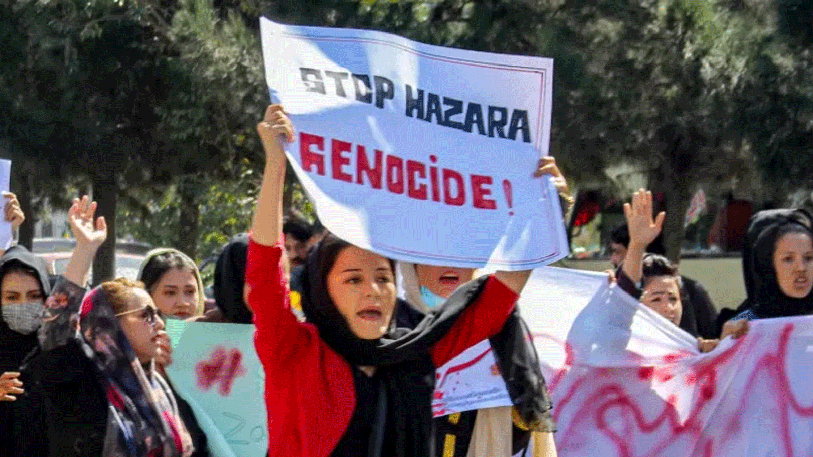 نساء أفغانيات يرفعن لافتات ويرددن شعارات خلال احتجاج يسمونه 