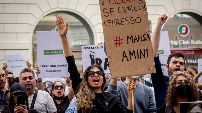 تجمع الناس احتجاجًا على وفاة مهسا أميني، 24 سبتمبر 2022، في روما، إيطاليا
