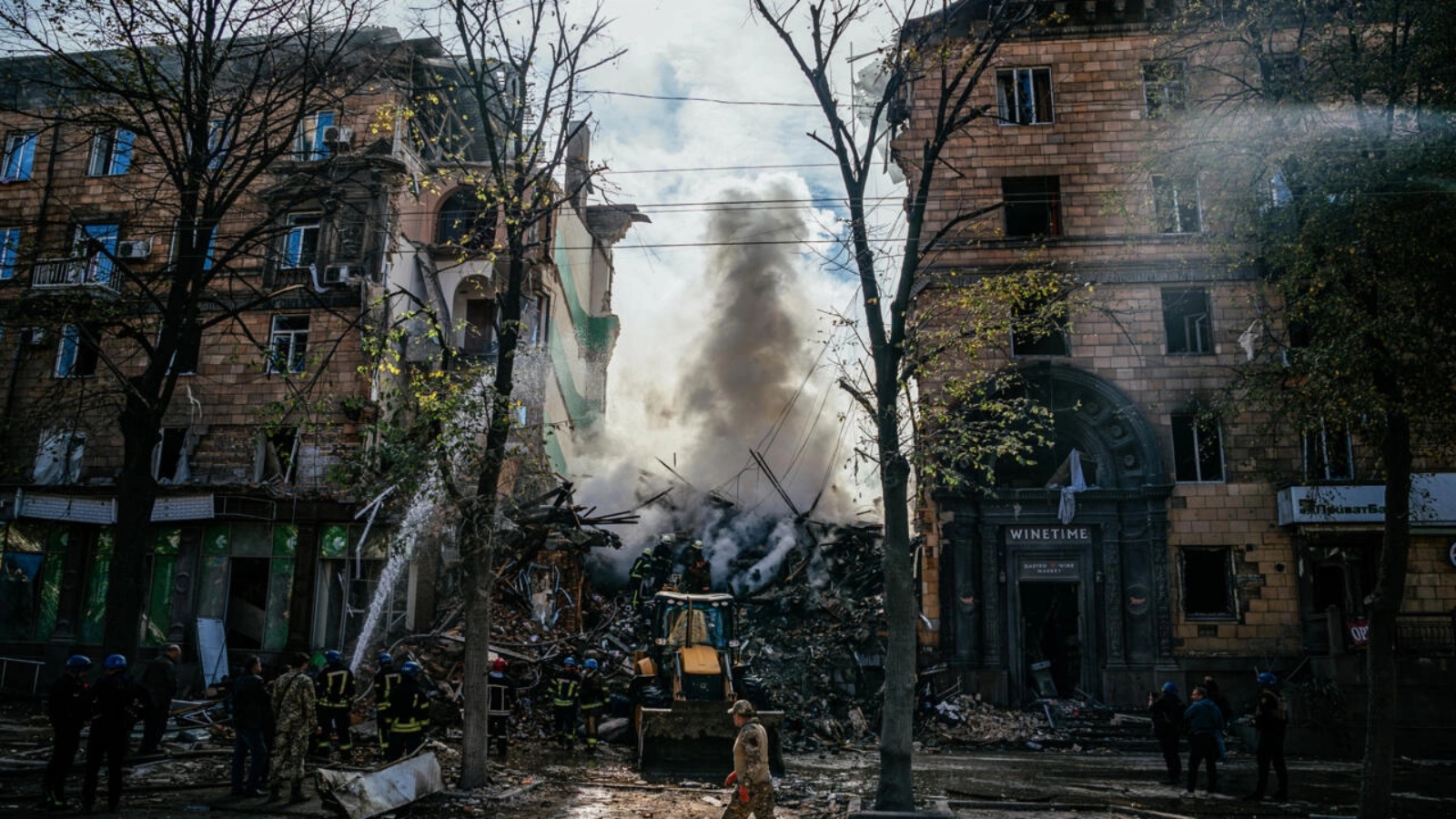 رجال إطفاء أوكرانيون يخمدون حريقا بعد قصف في زابوريجيا بجنوب أوكرانيا في 06 اكتوبر 2022