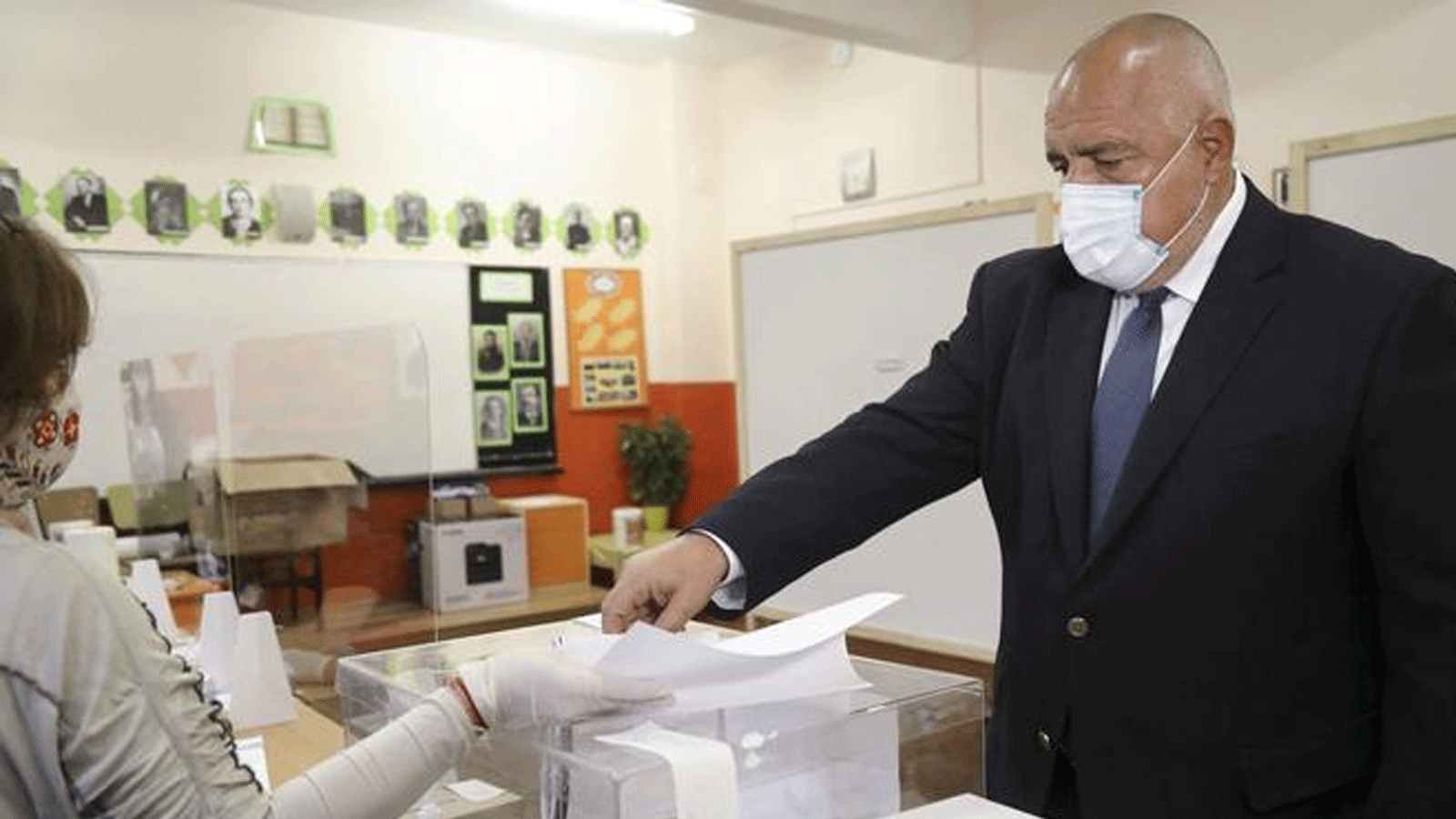  رئيس الوزراء وزعيم حزب GERB، بويكو بوريسوف، بصوته في مركز اقتراع في صوفيا(أرشيفية)