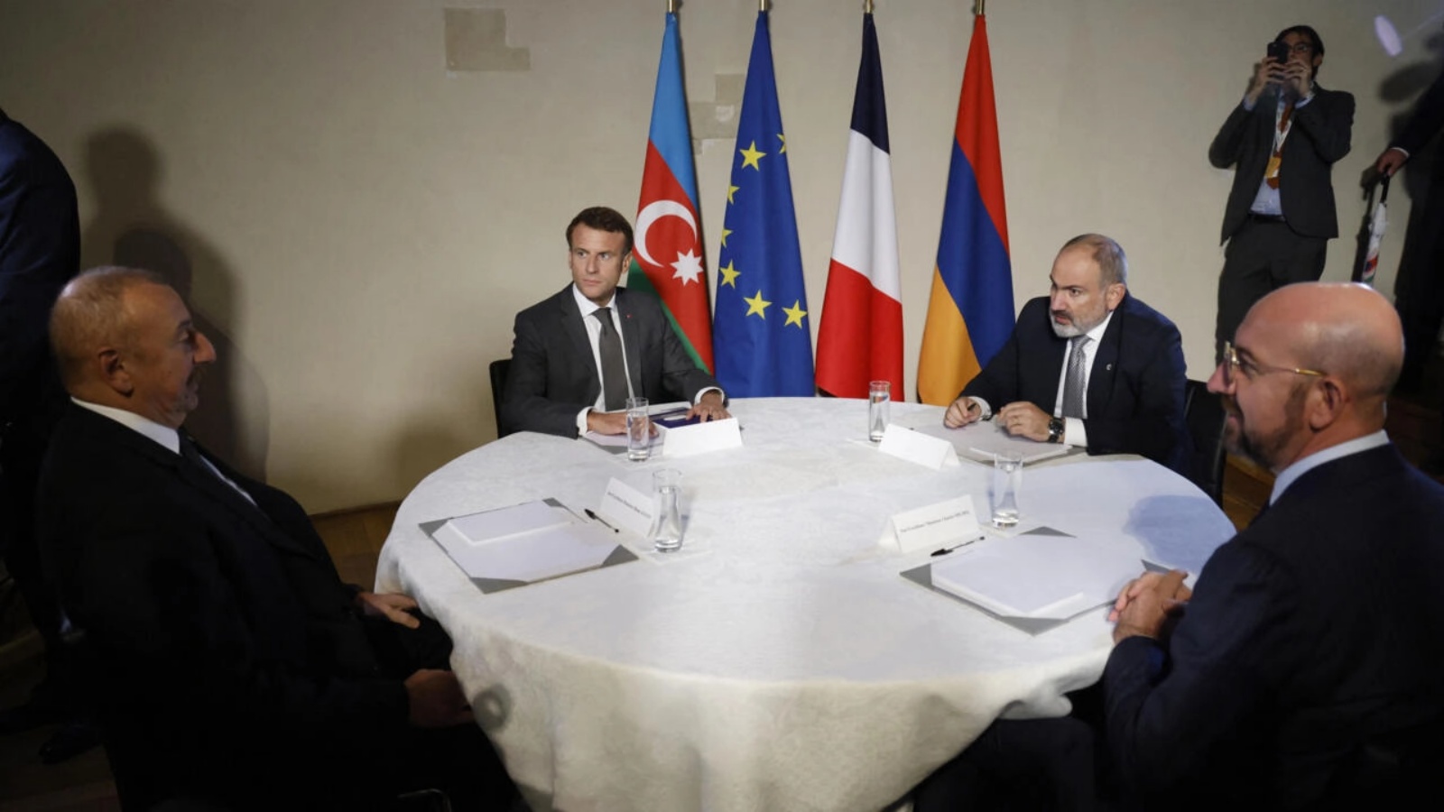 رئيس أذربيجان إلهام علييف (يسار) والرئيس الفرنسي إيمانويل ماكرون (2 يسار) ورئيس وزراء أرمينيا نيكول باشينيان (2 يمين) ورئيس المجلس الأوروبي تشارلز ميشيل (يمين) يجتمعون في براغ، جمهورية التشيك، في 6 أكتوبر 2022
