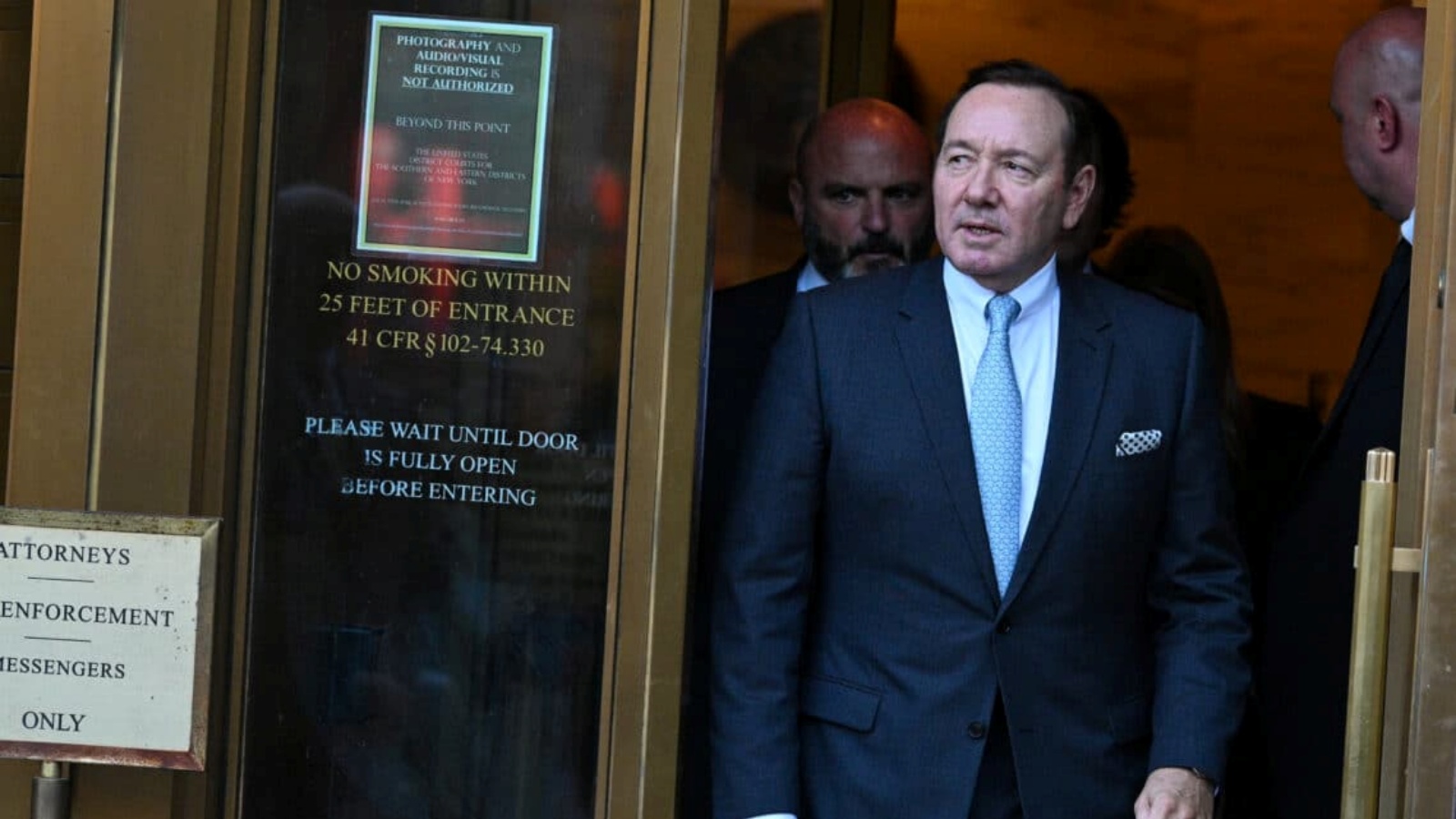 الممثل كيفن سبايسي يغادر محكمة المقاطعة الأميركية في 6 أكتوبر 2022 في مدينة نيويورك
