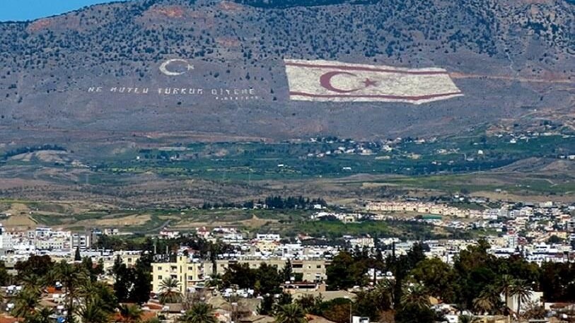 سلسلة جبال كيرينيا شمال العاصمة القبرصية المقسمة، نيقوسيا، مع أعلام الجمهورية التركية