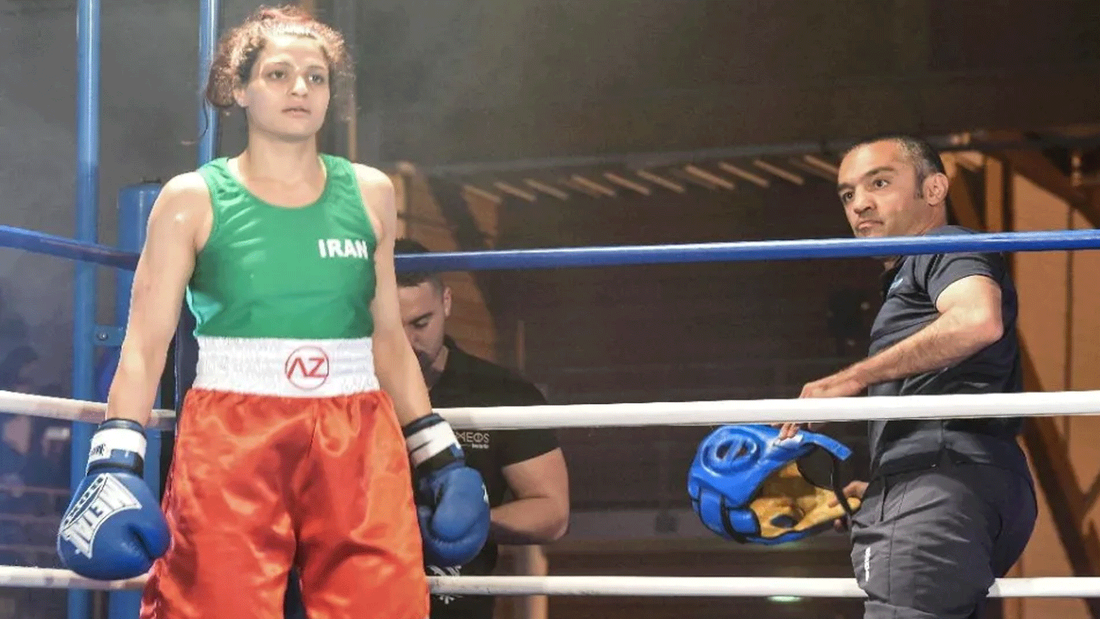 الملاكمة الإيرانية صدف خادم ومدربها مهيار منشيبور خلال معركتها ضد آن شوفين، الأولى لامرأة إيرانية، في 13 نيسان\ أبريل 2019 في رويان.