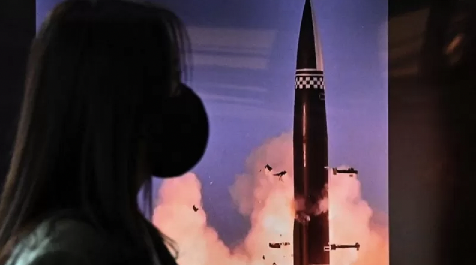 كوريا الشمالية تطلق صاروخاً بالستياً باتجاه البحر