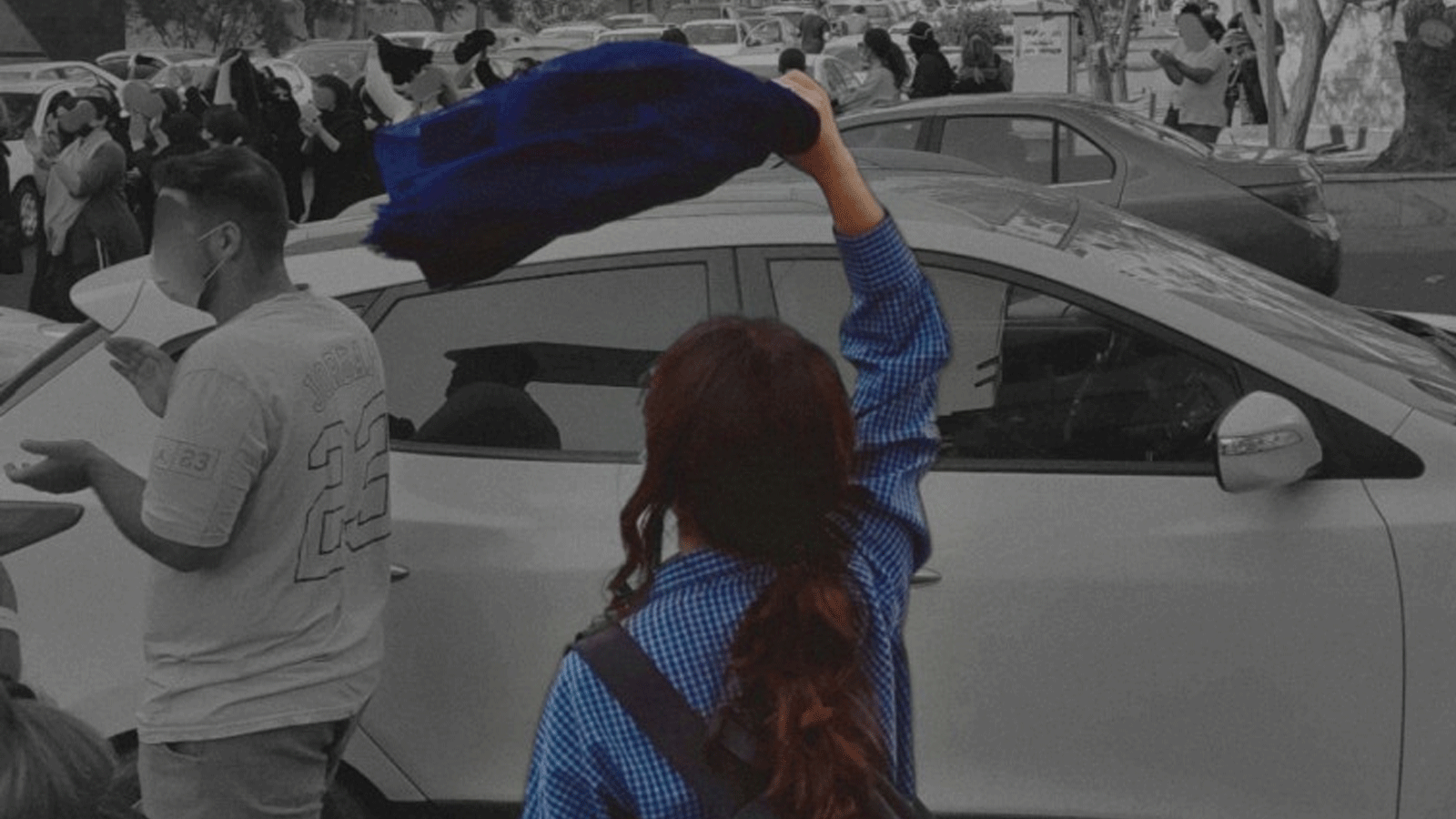 سيدة تخلع حجابها احتجاجا على وفاة مهسا أميني وتلوّح به في العاصمة الإيرانية طهران