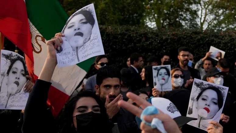 متظاهرون يحتجون أمام السفارة الإيرانية في لندن، في 25 سبتمبر 2022
