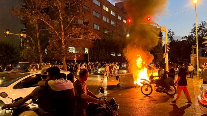 إحراق دراجة للشرطة الإيرانية وسط الاحتجاجات المستعرة في إيران