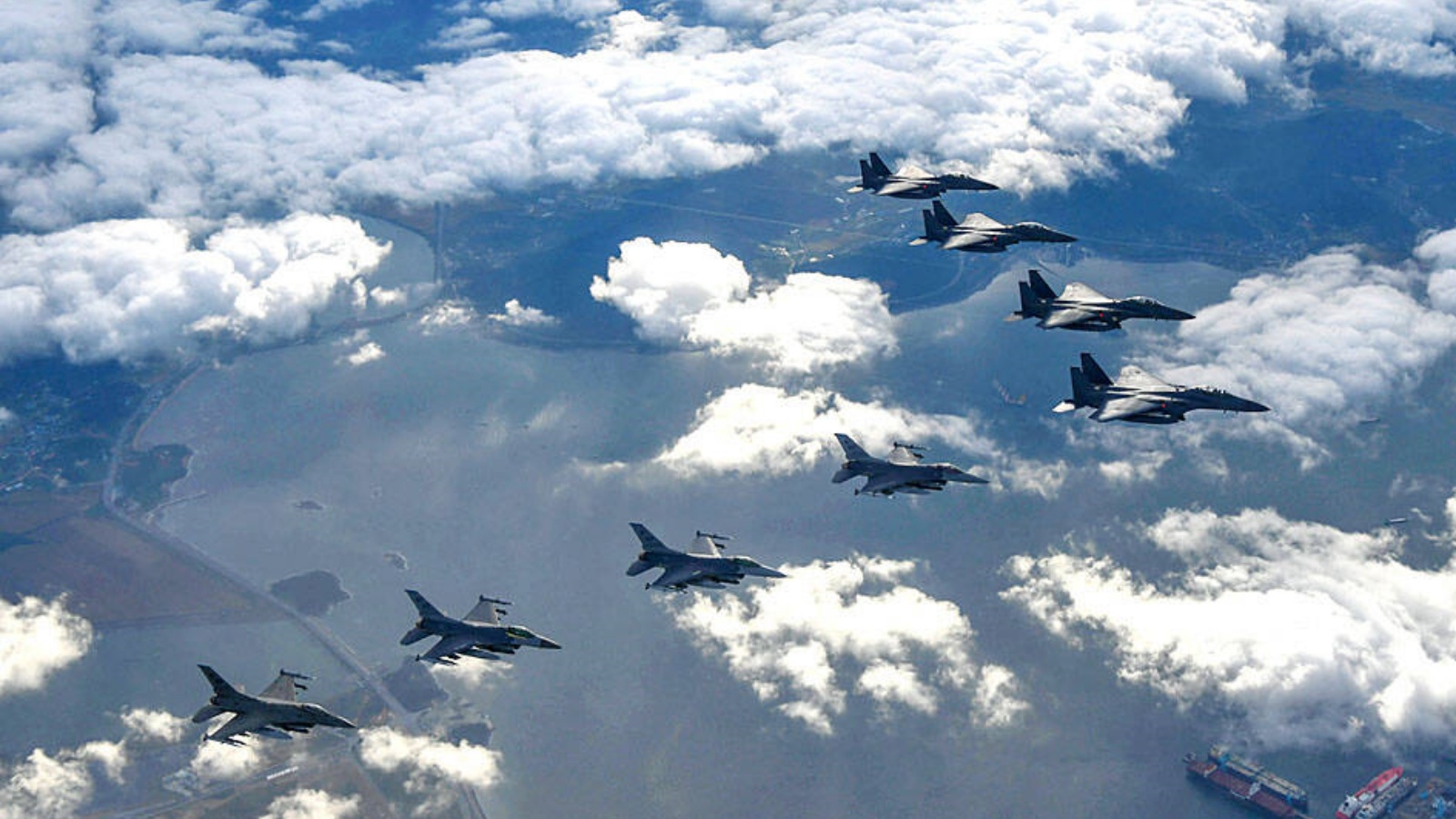 صورة المنشورة تم التقاطها في 5 أكتوبر وقدمتها وزارة الدفاع الوطني في كوريا الجنوبية أربع طائرات تابعة للقوات الجوية الكورية الجنوبية من طراز F-15K وأربع طائرات تابعة للقوات الجوية الأميركية من طراز F-16 تحلق فوق كوريا الجنوبية خلال تدريب قصف دقيق ردًا على إطلاق كوريا الشمالية صاروخًا باليستيًا