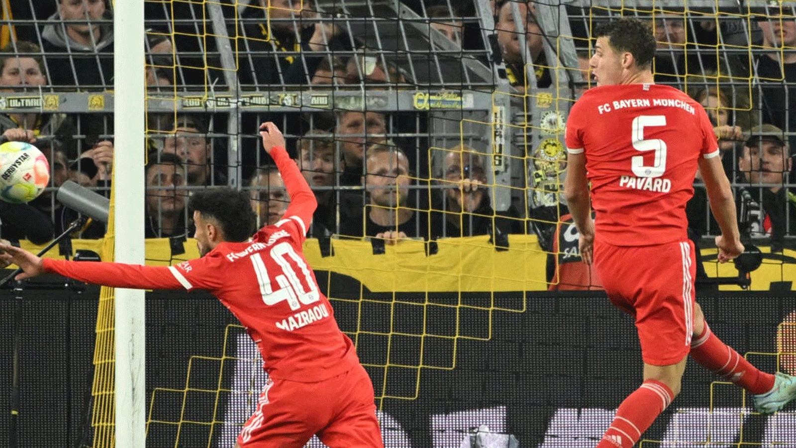 الفرنسي أنتوني موديست (أقصى اليسار) مسجلاً هدف التعادل 2-2 في مرمى بايرن ميونيخ في الدوري الألماني. 8 تشرين الأول/أكتوبر 2022