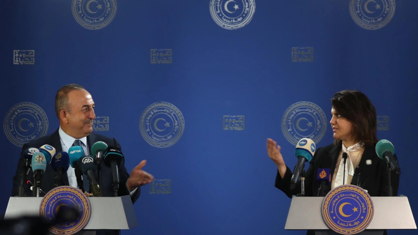 وزيرة الخارجية الليبية نجلاء المنجوش ووزير الخارجية التركي مولود جاويش أوغلو يتحدثان إلى الصحفيين بعد توقيع اتفاق الغاز البحري