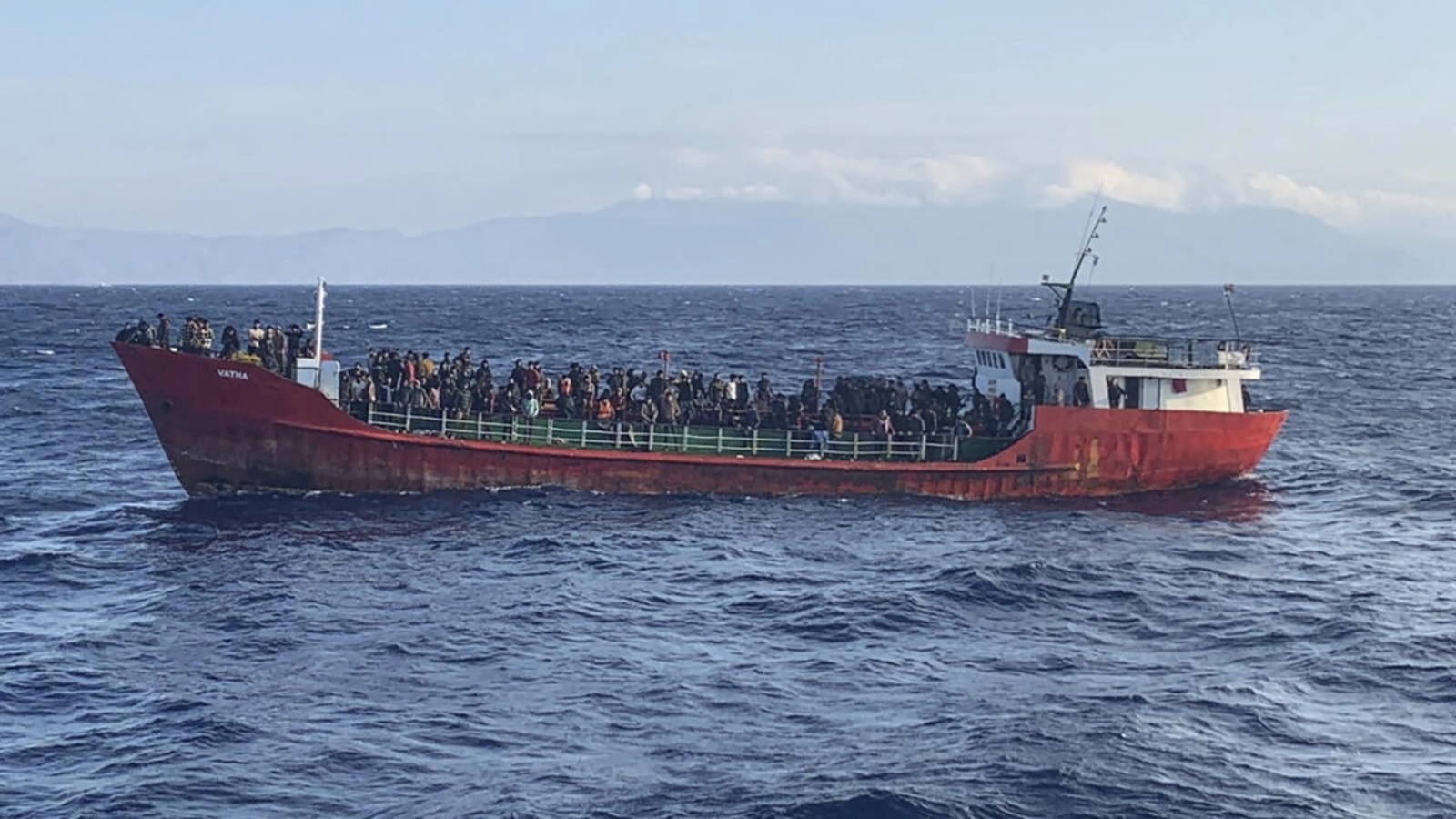 صورة وزعها خفر السواحل اليوناني في 29 أكتوبر 2021 تظهر سفينة تقل مهاجرين خلال عملية إنقاذ قبالة كريت