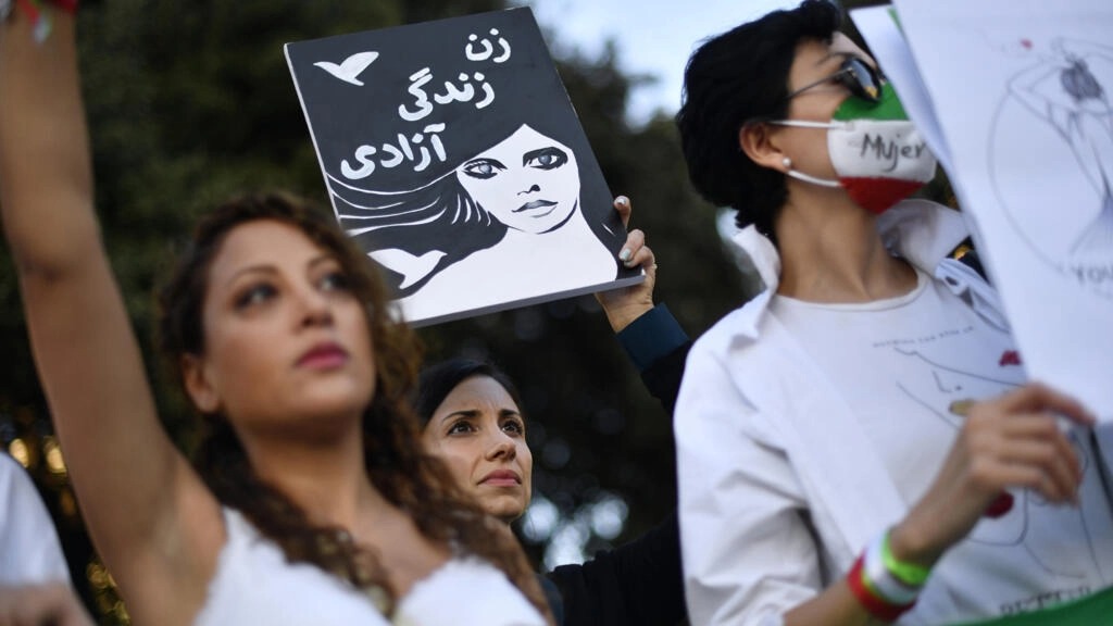 محتجات إيرانيات مشاركات في انتفاضة الحجاب
