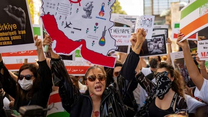 متظاهرات يحملن لافتات أثناء مشاركتهن في مسيرة خارج القنصلية الإيرانية في اسطنبول في 29 سبتمبر 2022