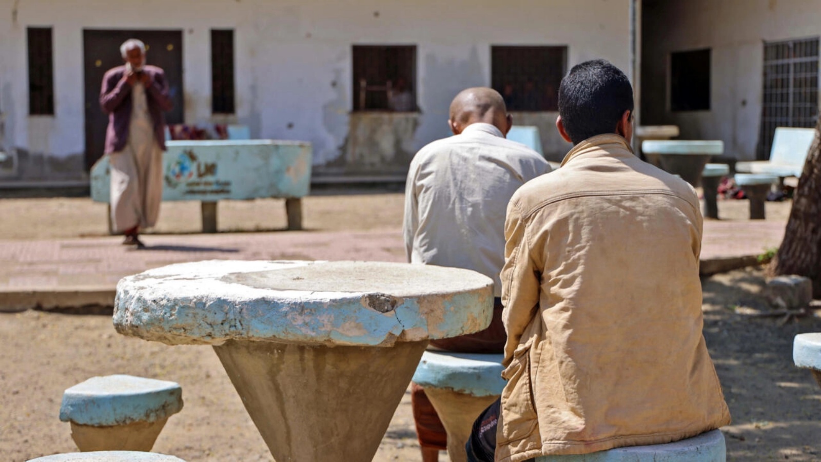 مرضى في مستشفى للأمراض العقلية يجلسون في الخارج في مدينة تعز اليمينية في 11 أكتوبر 2022 