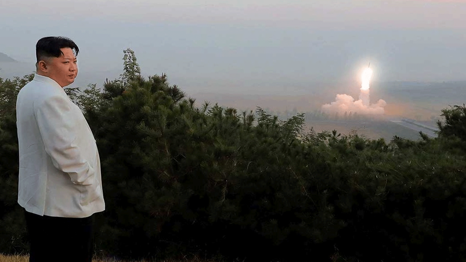 صورة غير مؤرخة نشرتها وكالة الأنباء الرسمية الكورية الشمالية في 10 تشرين الأول/أكتوبر 2022، للزعيم كيم جونغ أون وهو يراقب إطلاق صاروخ في مكان غير محدد