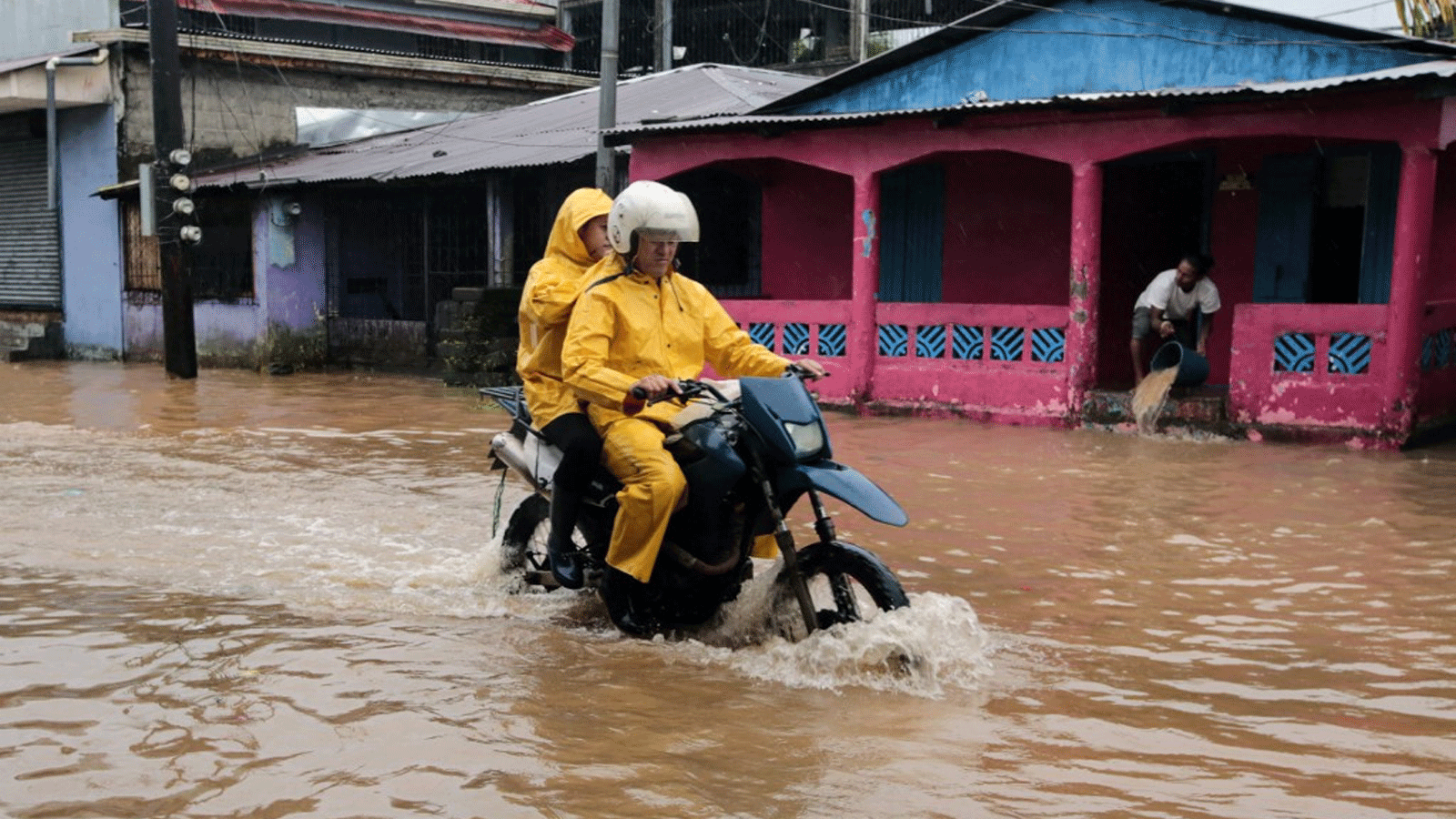 سكان يركبون دراجة نارية في شارع غمرته المياه بعد مرور إعصار جوليا في بلدة بلوفيلدز، على الساحل الكاريبي لنيكاراغوا في 9 تشرين الأول\أكتوبر 2022