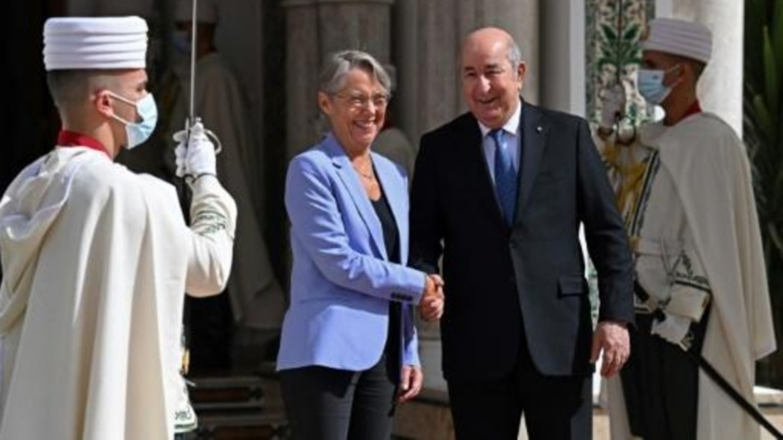 الرئيس الجزائري عبد المجيد تبون ورئيسة الوزراء الفرنسية إليزابيث بورن في الجزائر بتاريخ 10 أكتوبر 2022 