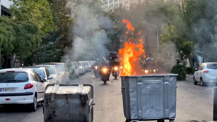 إحراق حاوبات للنفايات في وسط الشوارع بطهران مع استمرار الاحتجاجات المستعرة في إيران